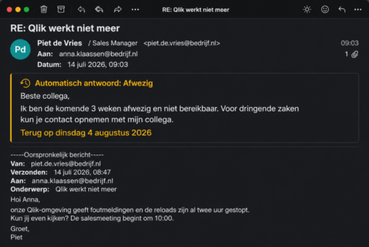 Screenshot van een e-mail in dark mode met als onderwerp "RE: Qlik werkt niet meer". De afzender is Piet de Vries (Sales Manager). Bovenaan staat een automatisch afwezigheidsbericht van Anna Klaassen waarin zij aangeeft drie weken afwezig te zijn en op 4 augustus 2026 terug te keren. Onder het afwezigheidsbericht staat het oorspronkelijke e-mailverzoek waarin wordt gemeld dat de Qlik-omgeving foutmeldingen geeft, reloads al twee uur stilstaan en een salesmeeting om 10:00 uur begint. De afbeelding illustreert het risico van afhankelijkheid van één persoon tijdens vakantieperiodes.