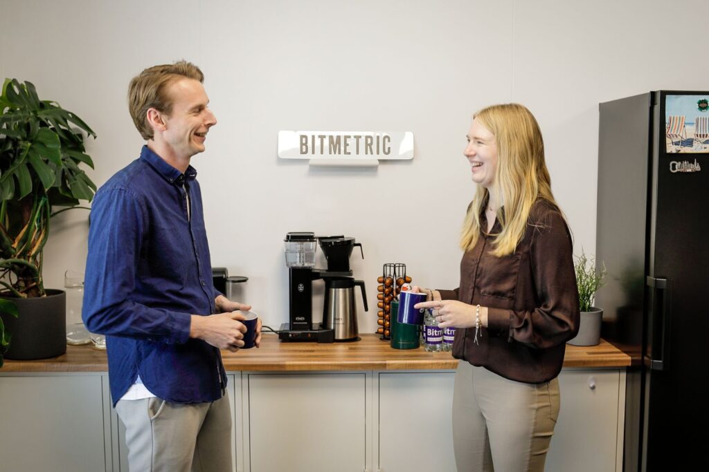 Bitmetric consultants overleggen bij het koffiezetapparaat