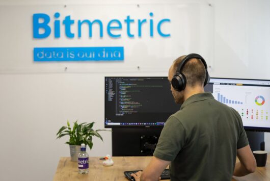 Bitmetric consultant bezig met het oplossen van een issue